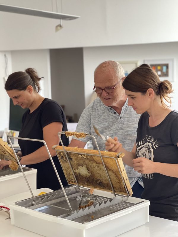 Peter lehrt die Studenten der Zoologie UNI